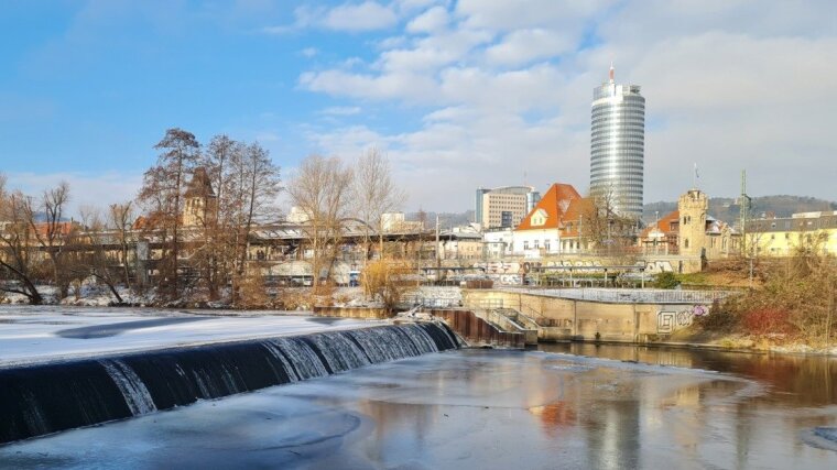 Eisige Temperaturen an der Staustufe der Saale in Jena