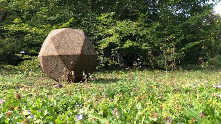 Ikosidodekaeder im botanischen Garten Jena (Künstler Wulf Kirschner)